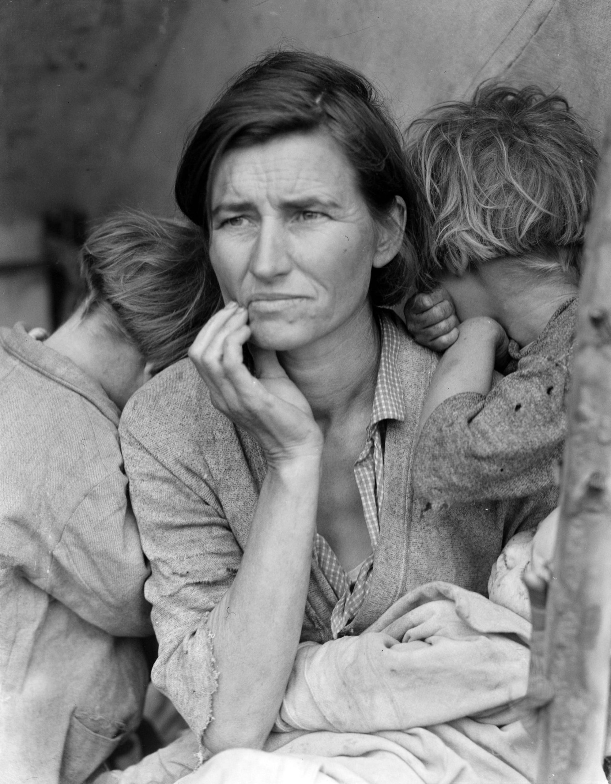 a black and white photo by Dorothea Lange of a white woman and her kids